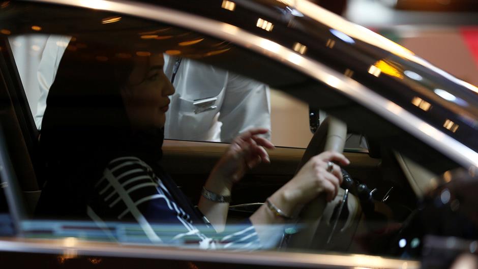 2017-10-05T174055Z_948726389_RC1E4046D6F0_RTRMADP_3_SAUDI-WOMEN-DRIVING-POLITICS