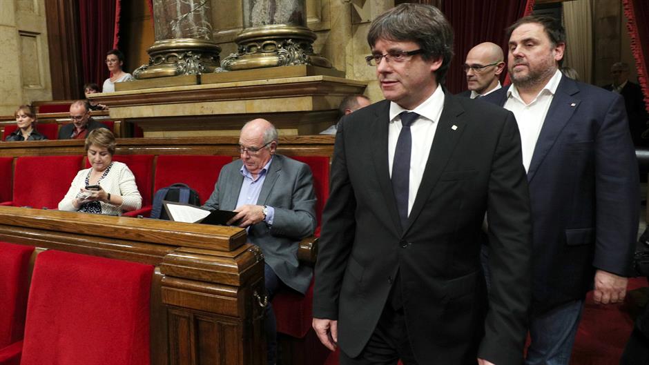 2017-10-10T171553Z_1624627713_RC1E823622D0_RTRMADP_3_SPAIN-POLITICS-CATALONIA