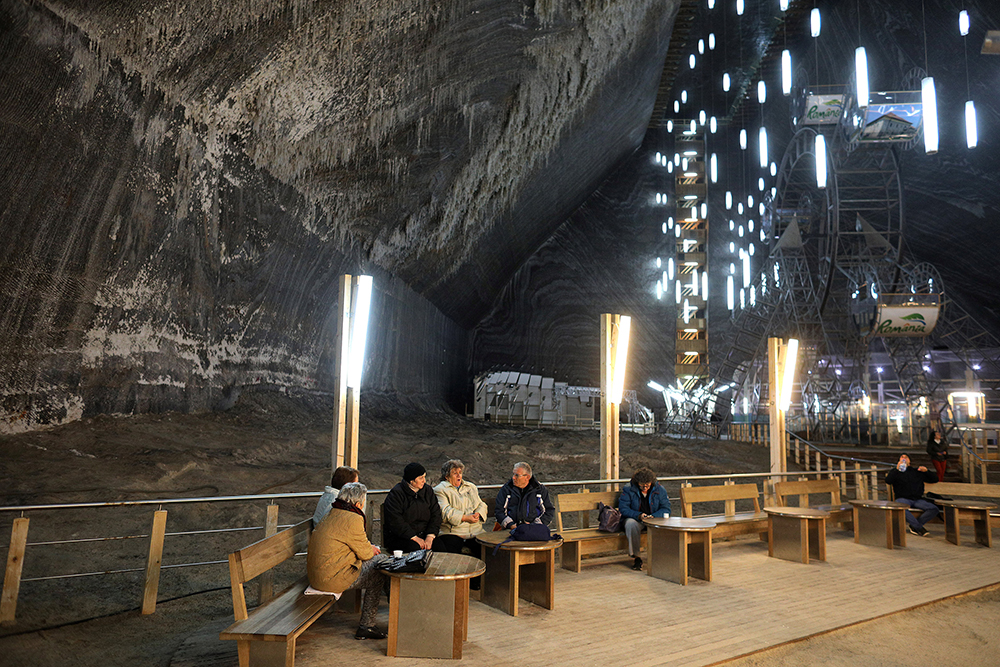2017-10-13T112154Z_1973721179_RC1AC1FC46E0_RTRMADP_3_ROMANIA-SALT-MINE