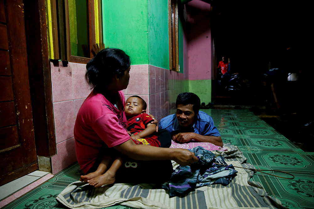 2017-10-17T221551Z_1177675777_RC190844C230_RTRMADP_3_INDONESIA-DOGFIGHTING