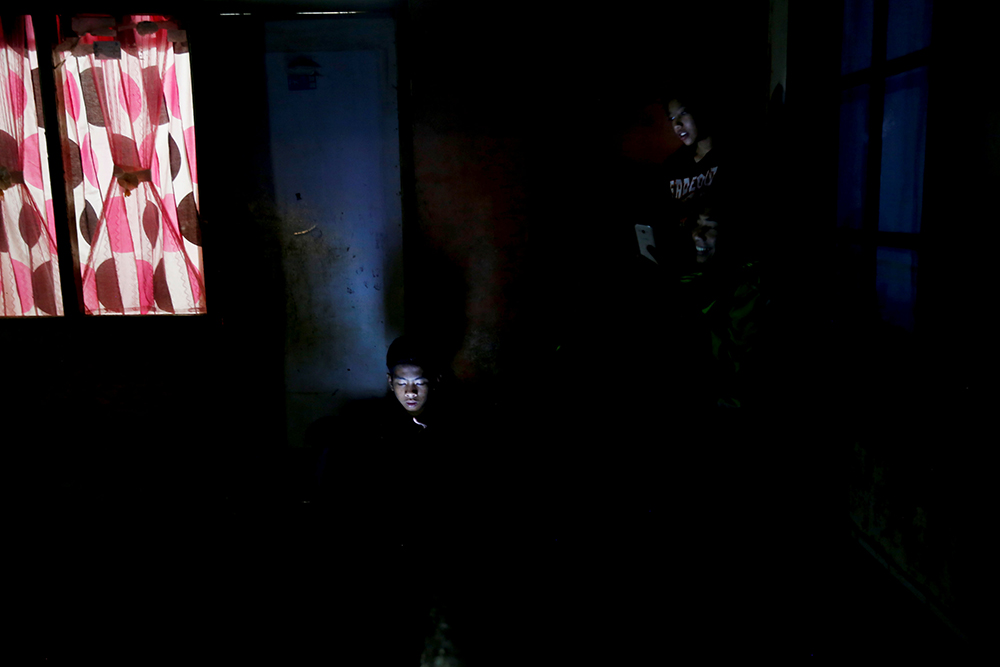 2017-10-17T221602Z_1146901332_RC1A16CEA6E0_RTRMADP_3_INDONESIA-DOGFIGHTING