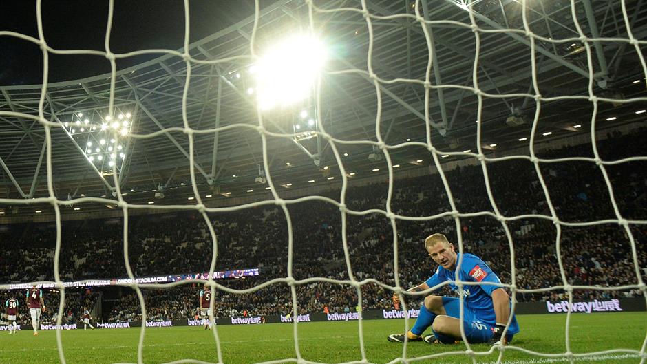 2017-10-20T210602Z_1911156837_RC19AF2FA1A0_RTRMADP_3_SOCCER-ENGLAND-WHU-BRH