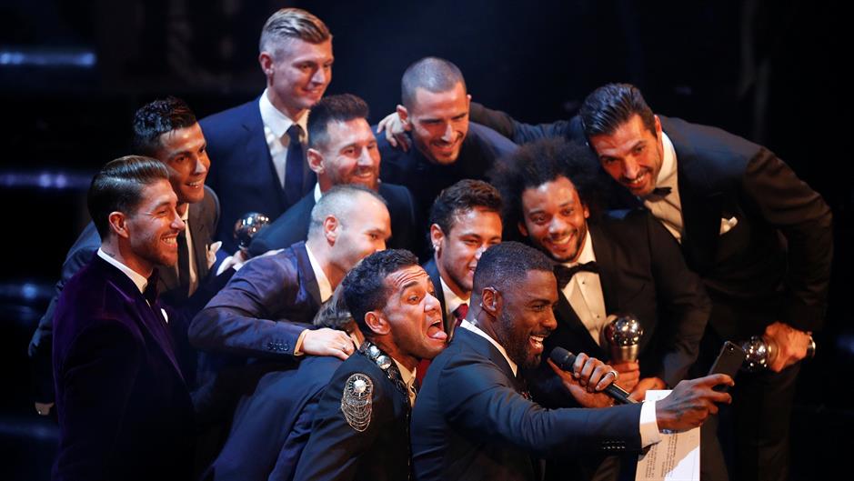 2017-10-23T194314Z_2090208877_RC13A1179250_RTRMADP_3_SOCCER-FIFA-AWARDS