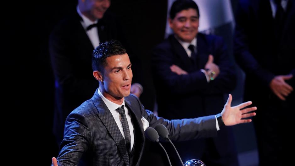 2017-10-23T204328Z_1440323266_RC1BE170F480_RTRMADP_3_SOCCER-FIFA-AWARDS