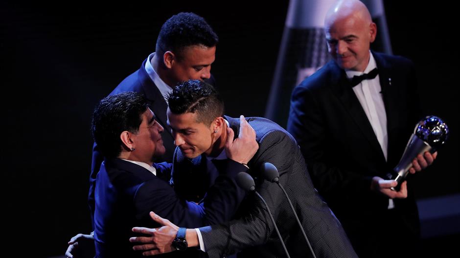 2017-10-23T204337Z_1751933575_RC1E90CF9E70_RTRMADP_3_SOCCER-FIFA-AWARDS