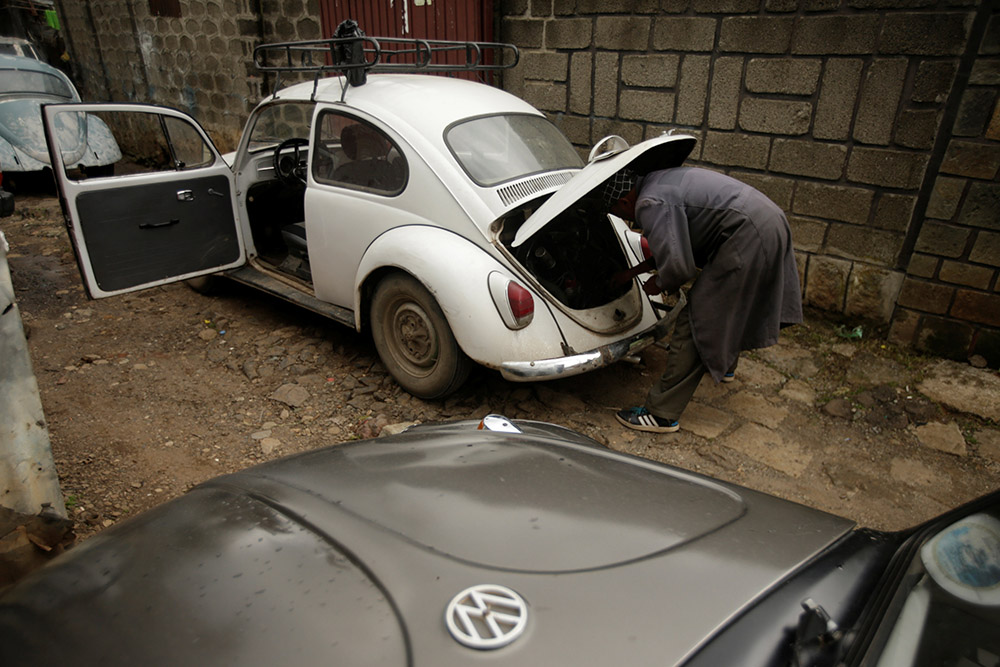 2017-10-27T160513Z_1594466291_RC1D55AF4F00_RTRMADP_3_ETHIOPIA-VOLKSWAGEN