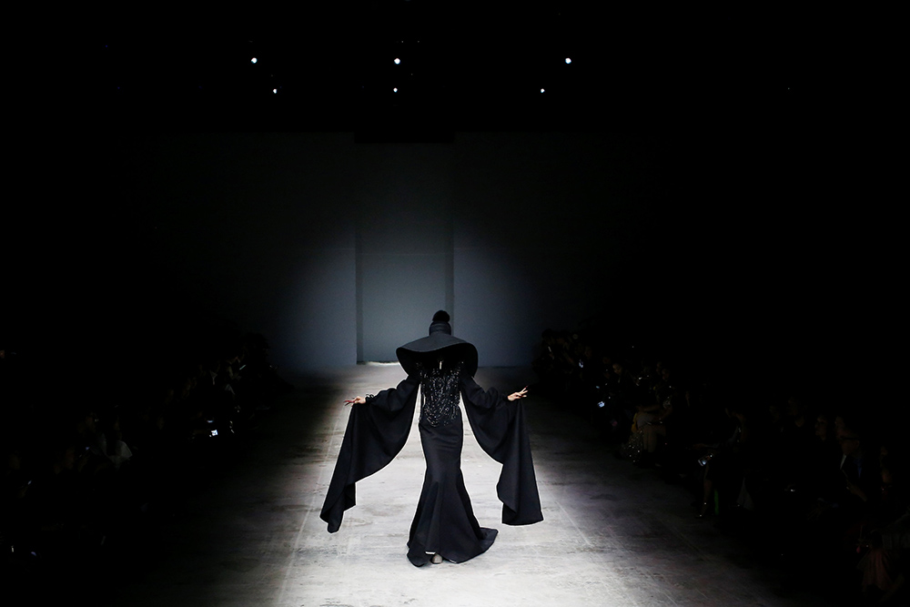 2017-11-07T080545Z_590226055_RC19F2F732F0_RTRMADP_3_FASHION-CHINA