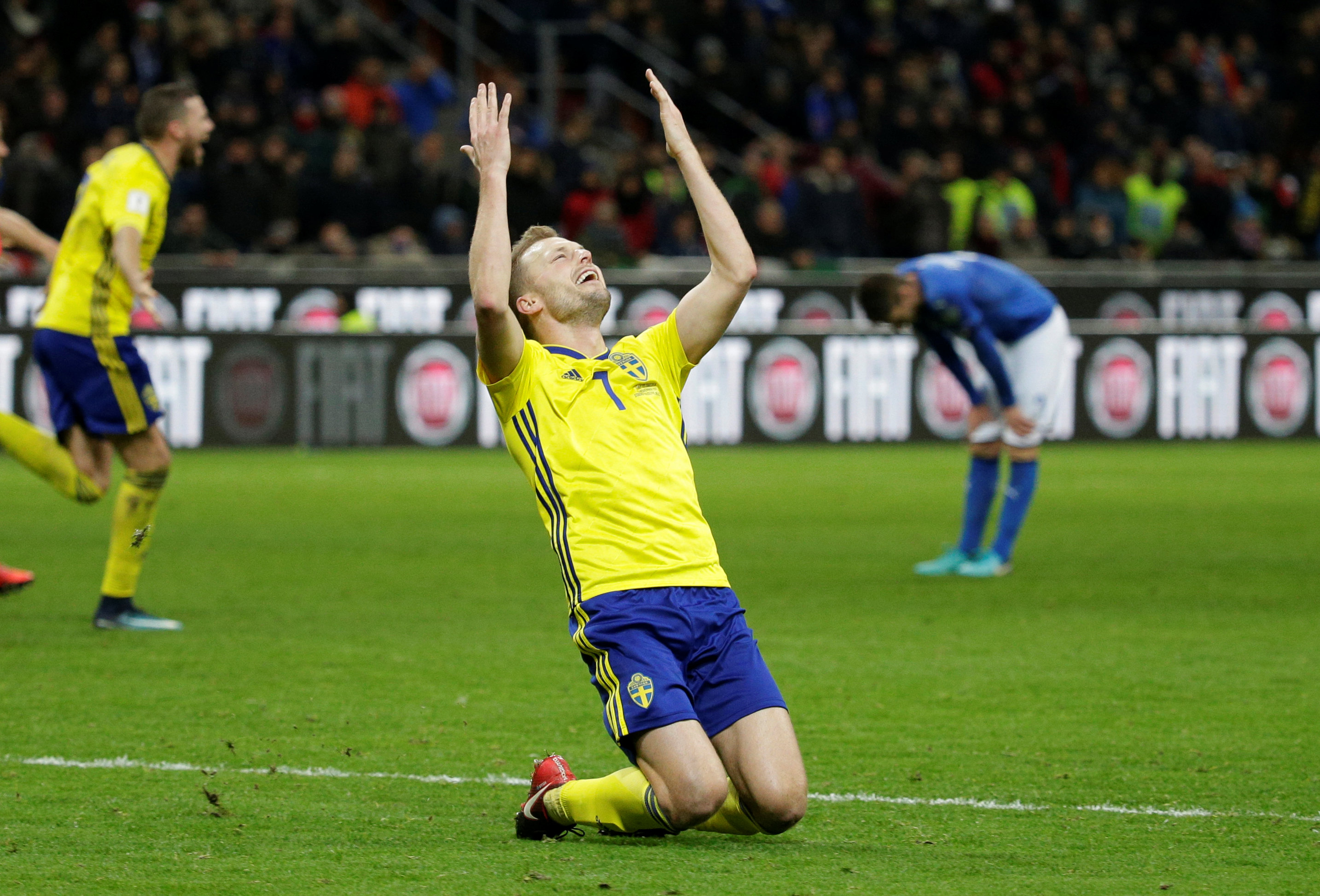 2017-11-13T214452Z_44732804_RC174CCB86C0_RTRMADP_3_SOCCER-WORLDCUP-ITA-SWE