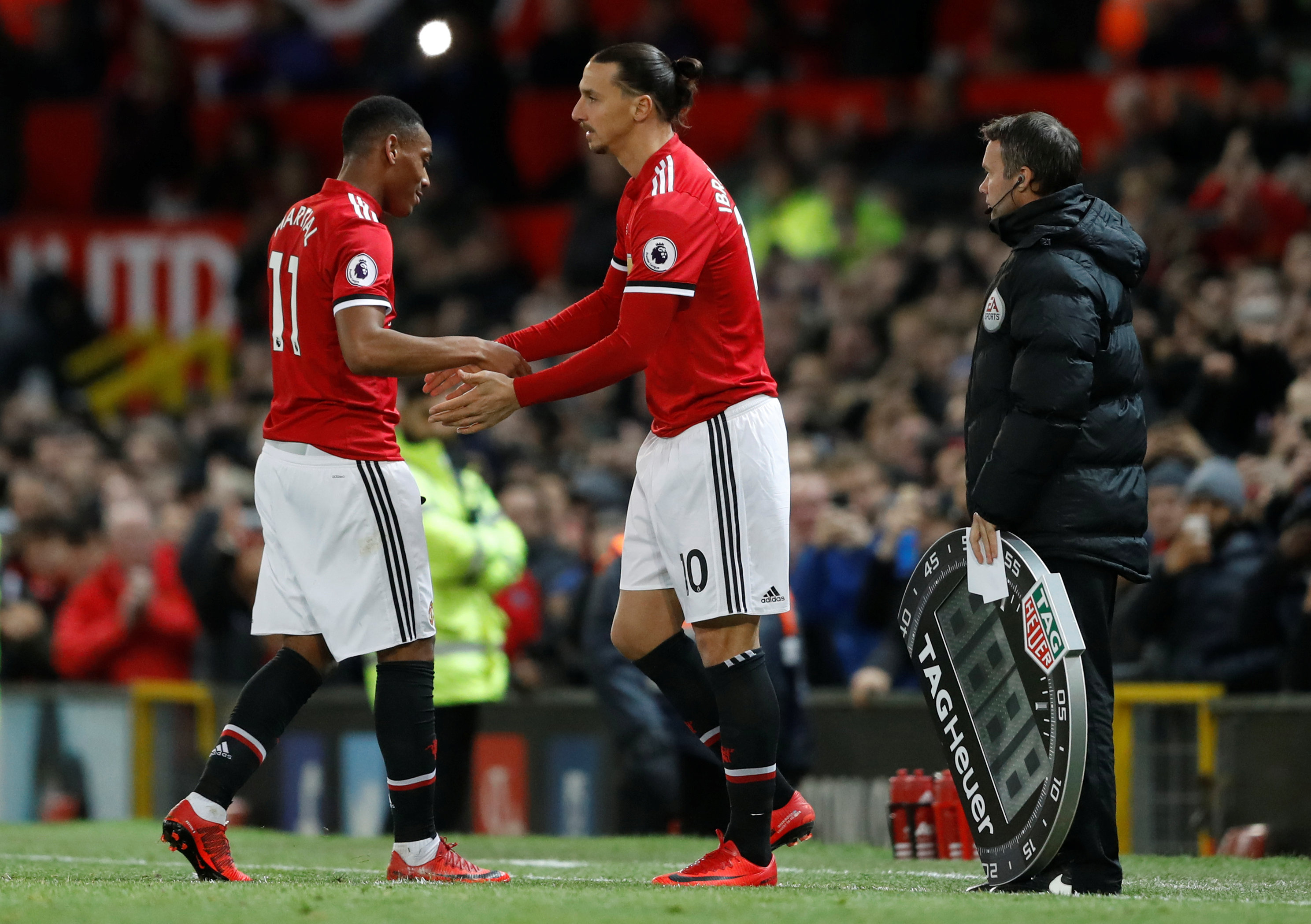 2017-11-18T191023Z_504121794_RC19BB073860_RTRMADP_3_SOCCER-ENGLAND-MUN-NEW