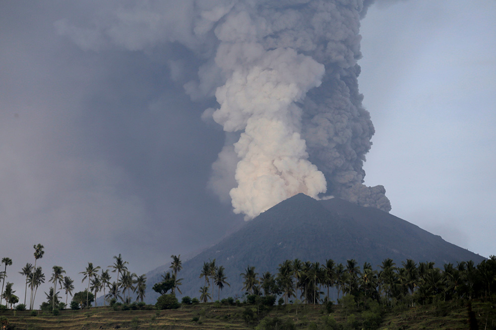 2017-11-27T024604Z_1273201663_RC1FF1A7B100_RTRMADP_3_INDONESIA-VOLCANO