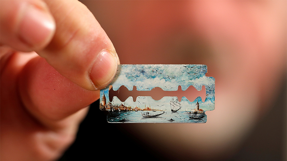 2017-11-30T134858Z_314942981_RC178467D230_RTRMADP_3_TURKEY-MICRO-ARTIST 1