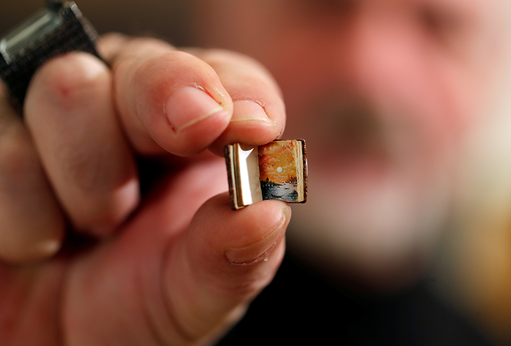 2017-11-30T134902Z_1131438467_RC19F4BF97B0_RTRMADP_3_TURKEY-MICRO-ARTIST