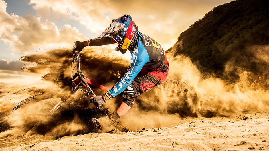 2017-12-01T145417Z_1_MTZSPDEDC1AEQD2I_RTRFIPP_4_RED-BULL-PHOTOS-OF-THE-YEAR-2017 11