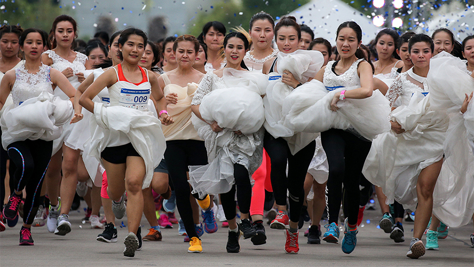 2017-12-02T123415Z_911442335_RC19B6669660_RTRMADP_3_THAILAND-BRIDALRUN 1