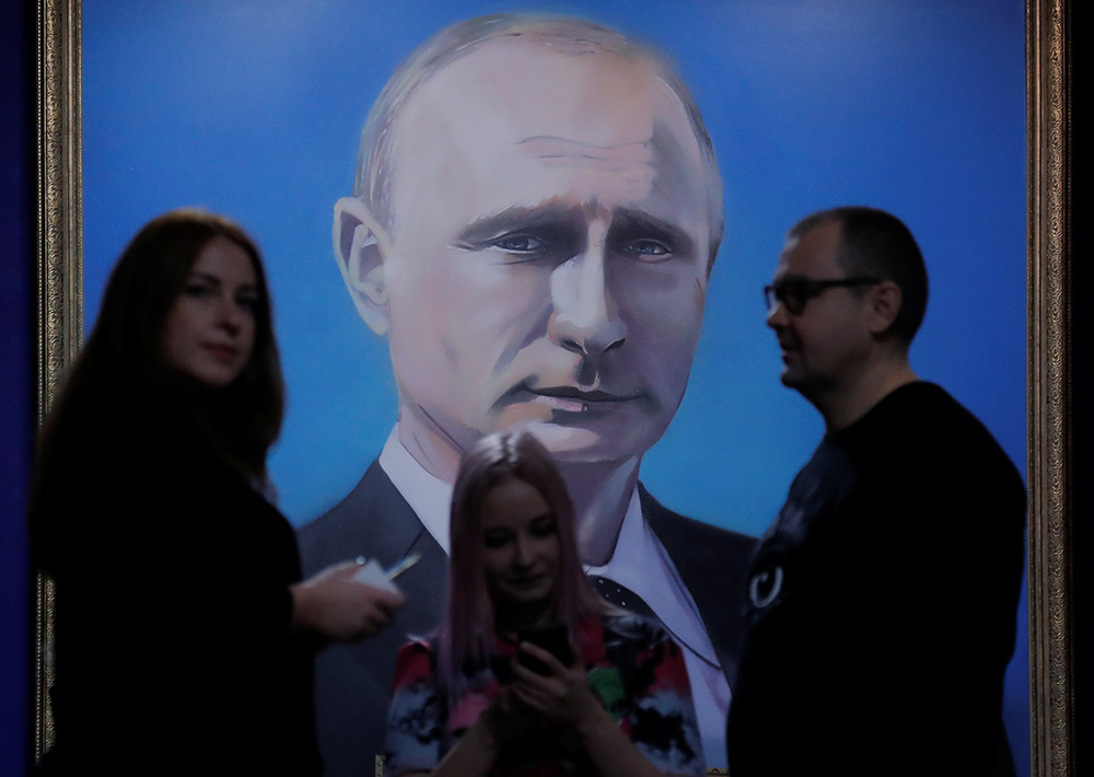 2017-12-06T154030Z_2099198535_RC1E66BF0830_RTRMADP_3_RUSSIA-PUTIN-ART