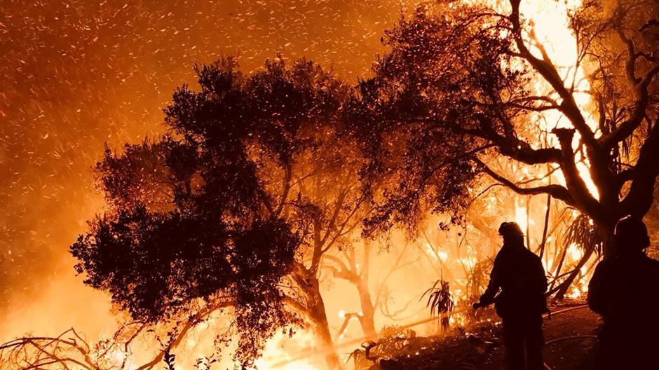 2017-12-10T160246Z_2127025599_RC126F595470_RTRMADP_3_USA-WILDFIRES