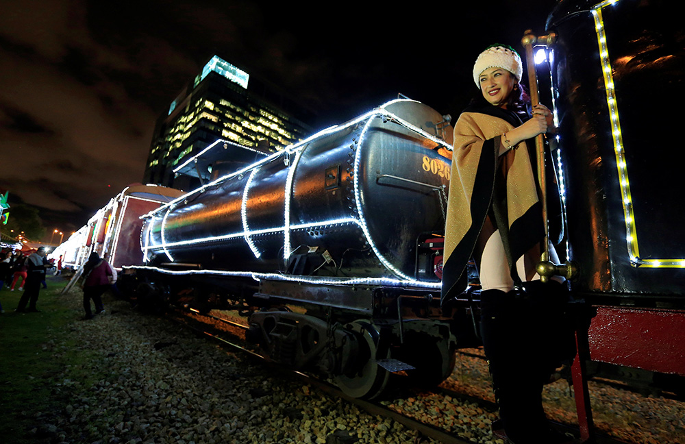 2017-12-12T031105Z_1069504829_RC1A384A2D90_RTRMADP_3_CHRISTMAS-SEASON-COLOMBIA