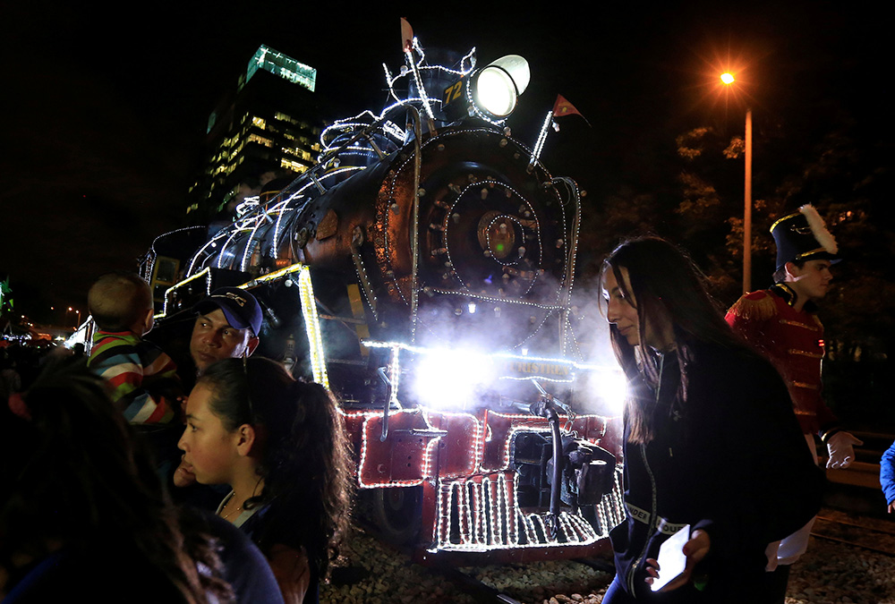 2017-12-12T031117Z_1851304898_RC19D43BF110_RTRMADP_3_CHRISTMAS-SEASON-COLOMBIA