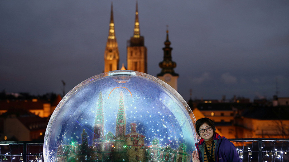 2017-12-13T215652Z_1186904118_RC1D5D1C1680_RTRMADP_3_CHRISTMAS-SEASON-CROATIA 1