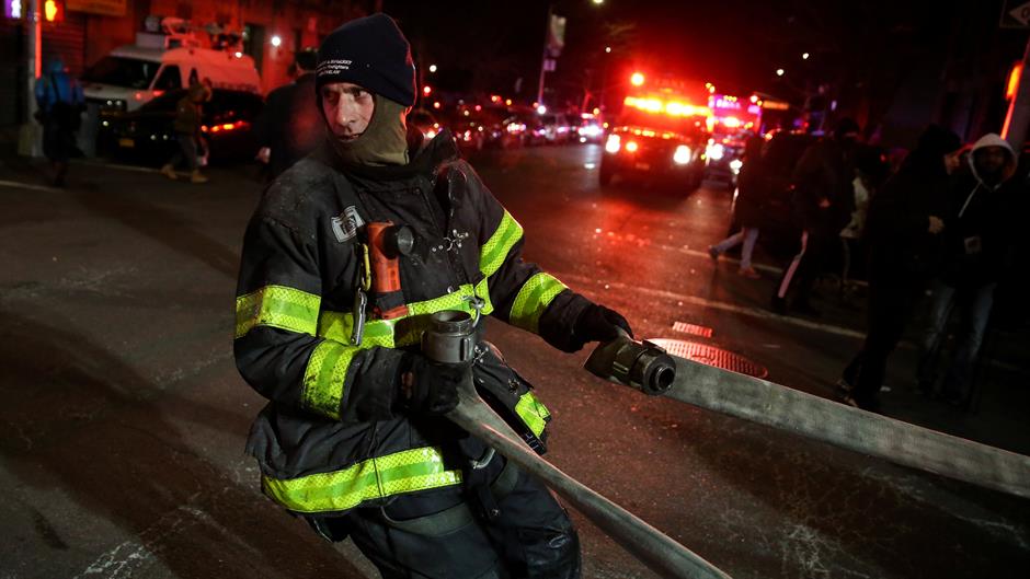 2017-12-29T045637Z_1159119232_RC118CF79F00_RTRMADP_3_NEW-YORK-FIRE