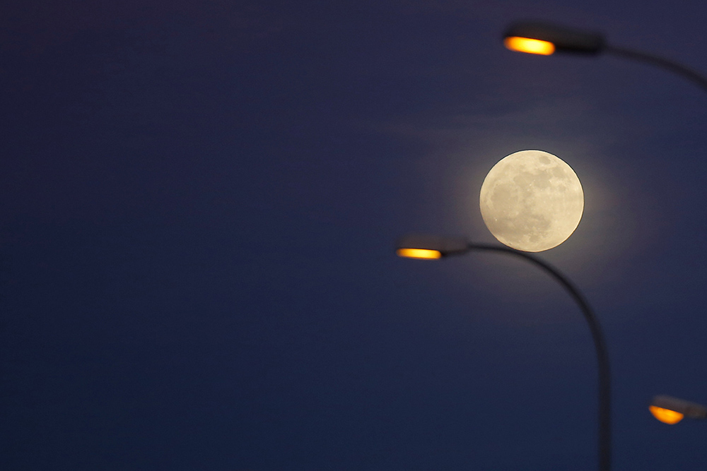 2018-01-01T210446Z_1200660842_RC1EA99CC640_RTRMADP_3_SUPERMOON-SIGHTING-SPAIN
