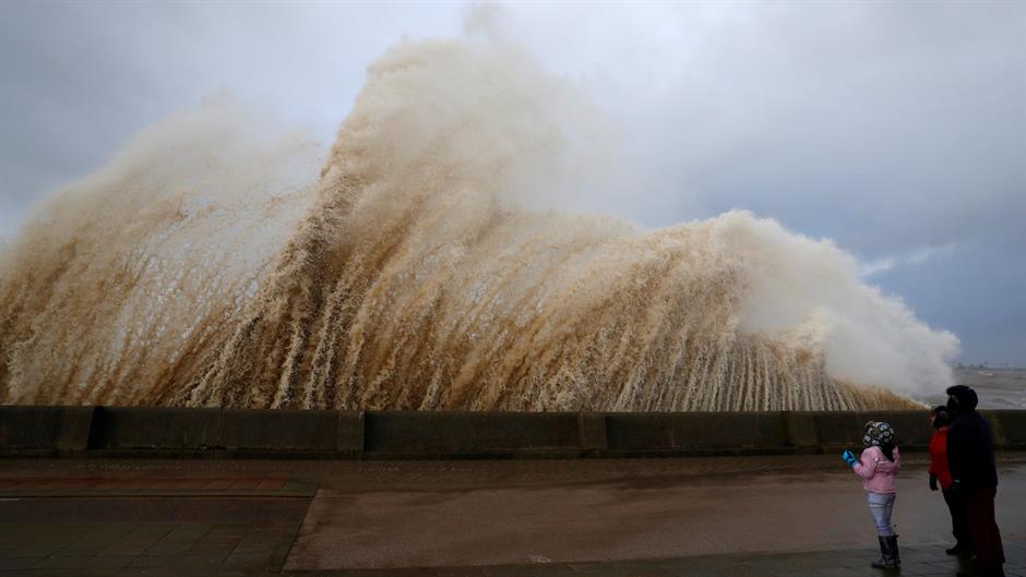 2018-01-03T235656Z_1181239154_RC1862156890_RTRMADP_3_STORM-ELEANOR-BRITAIN