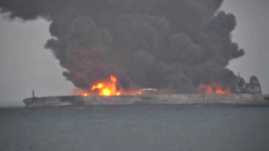 2018-01-08T004756Z_83523864_RC1C0D69B630_RTRMADP_3_CHINA-SHIPPING-ACCIDENT-OIL