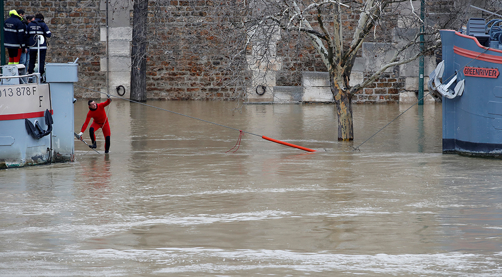 REUTERS/Christian Hartmann
