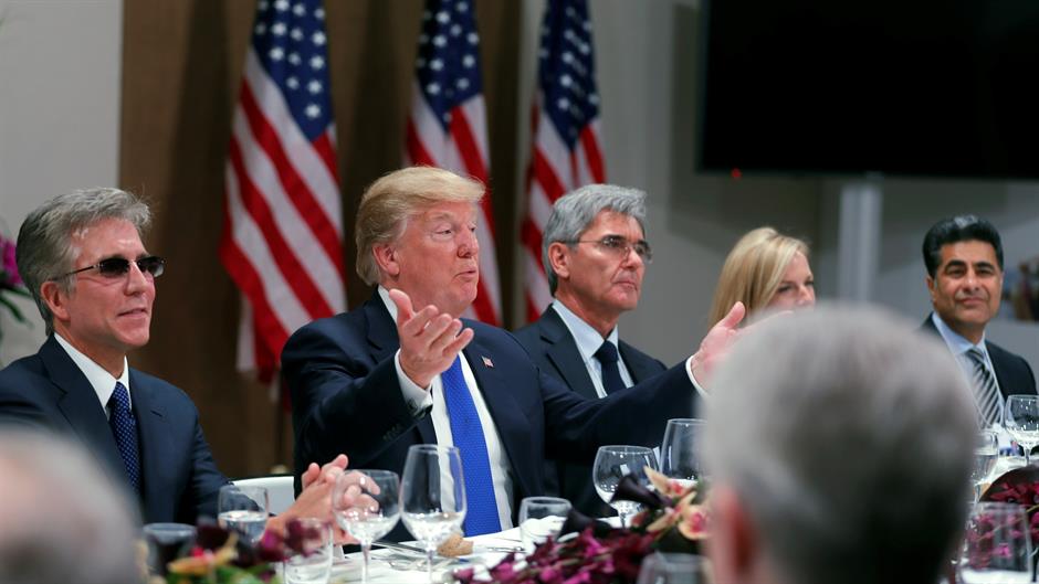 2018-01-25T190802Z_1510519062_RC1F12D12300_RTRMADP_3_DAVOS-MEETING-TRUMP