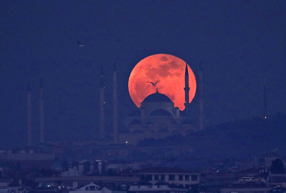 2018-02-01T080849Z_921877024_RC1CA44C80D0_RTRMADP_3_LUNAR-ECLIPSE-TURKEY