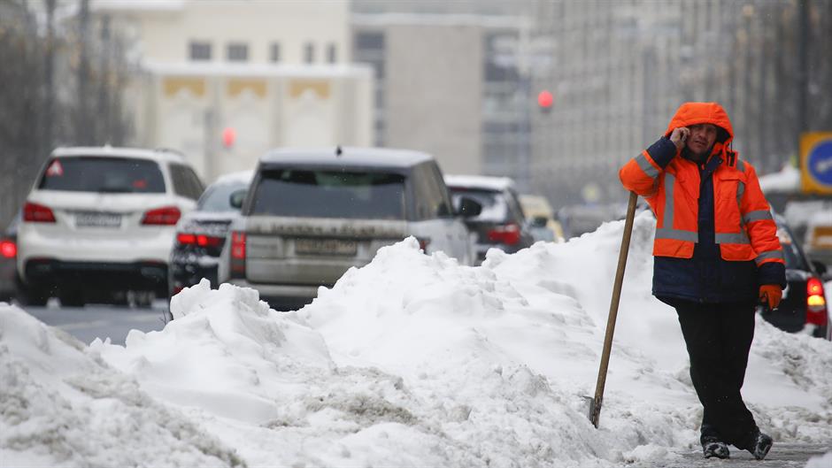 2018-02-05T083312Z_1745395603_UP1EE250NRBCV_RTRMADP_3_RUSSIA-WEATHER-MOSCOW-SNOWFALL