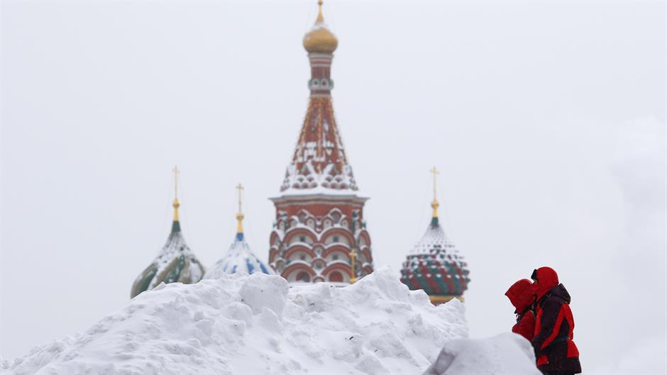 2018-02-05T085037Z_1018071188_UP1EE250OKCCZ_RTRMADP_3_RUSSIA-WEATHER-MOSCOW-SNOWFALL
