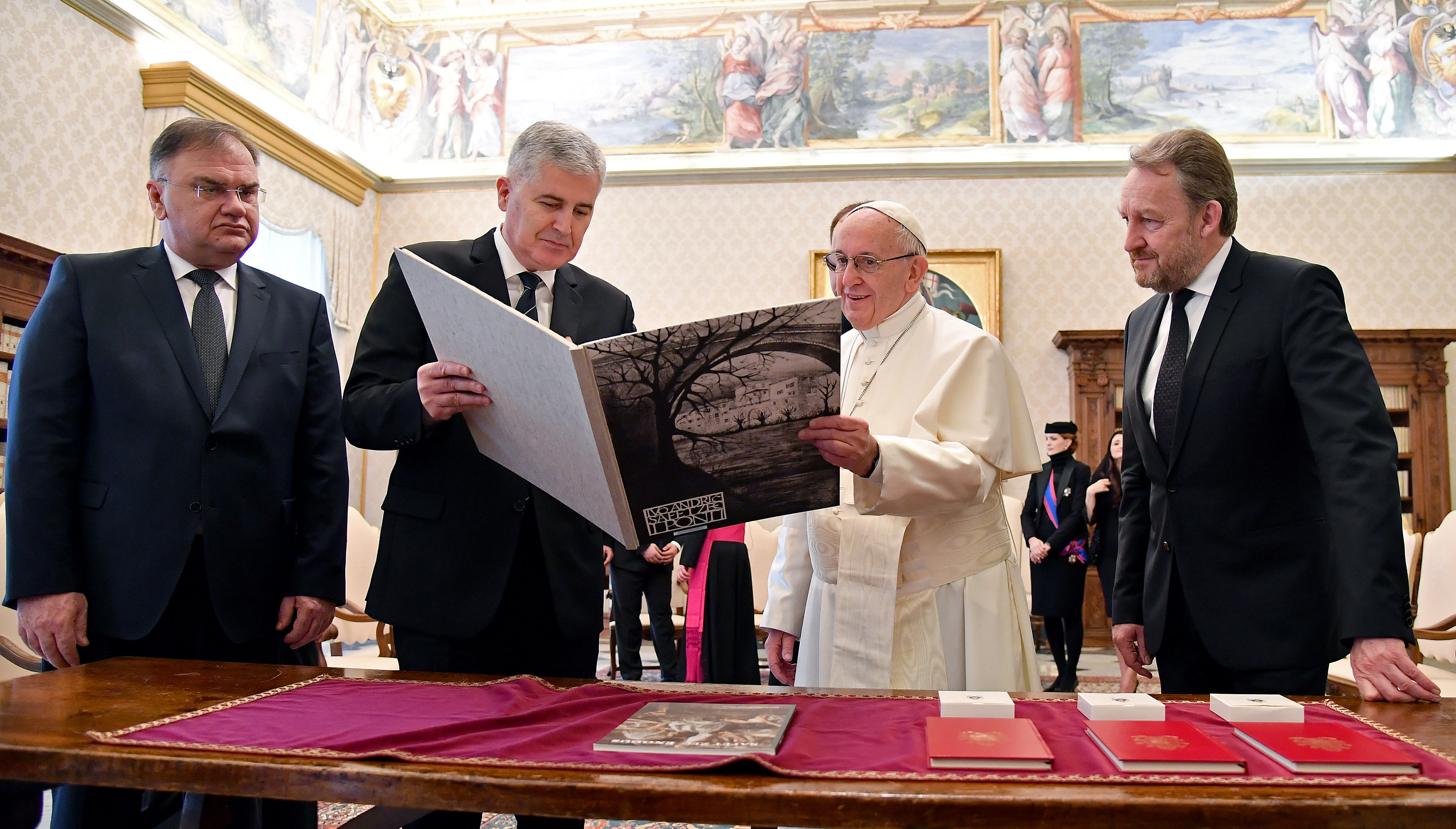 2018-02-24T120210Z_159923359_RC16C52BC7B0_RTRMADP_3_POPE-BOSNIA