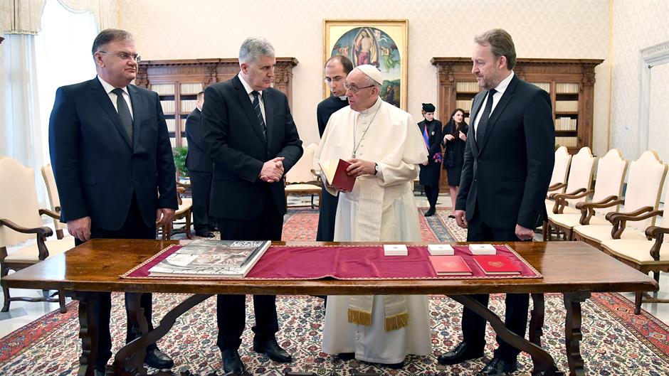 2018-02-24T120212Z_1587955888_RC1D62538DD0_RTRMADP_3_POPE-BOSNIA(1)