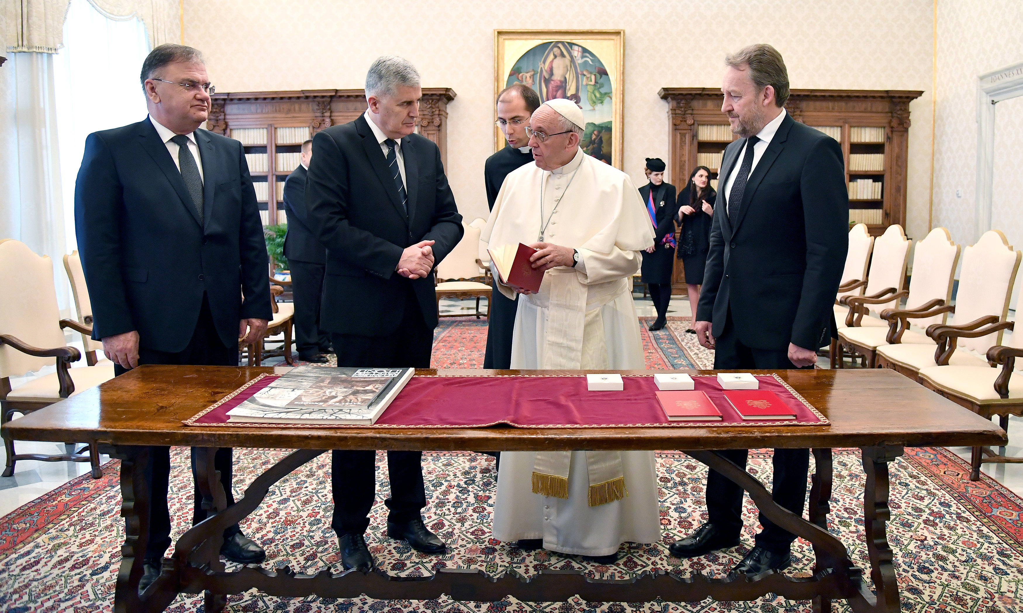2018-02-24T120212Z_1587955888_RC1D62538DD0_RTRMADP_3_POPE-BOSNIA