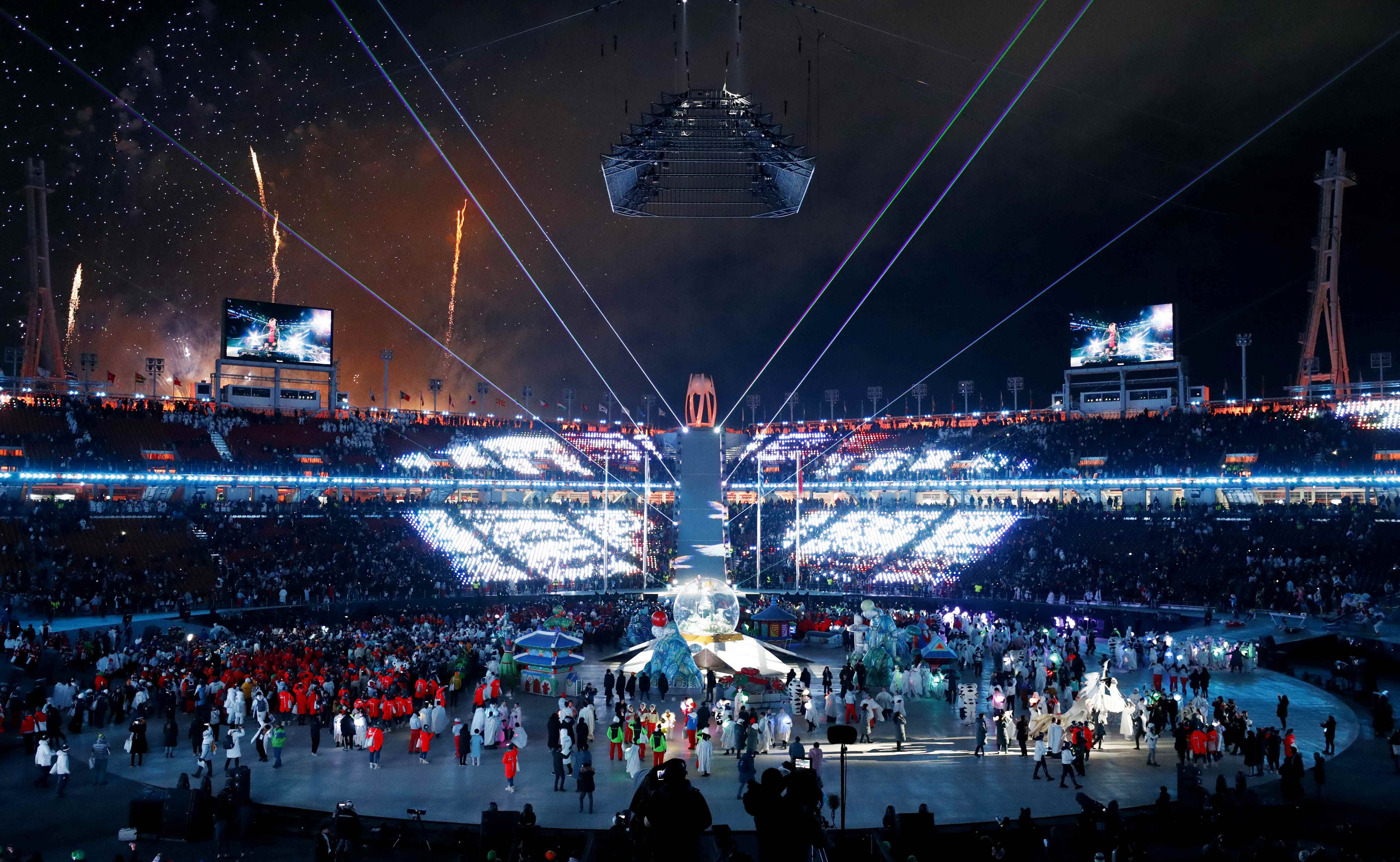 2018-02-25T135229Z_506644404_DEVEE2P12JGN9_RTRMADP_3_OLYMPICS-2018-CLOSING