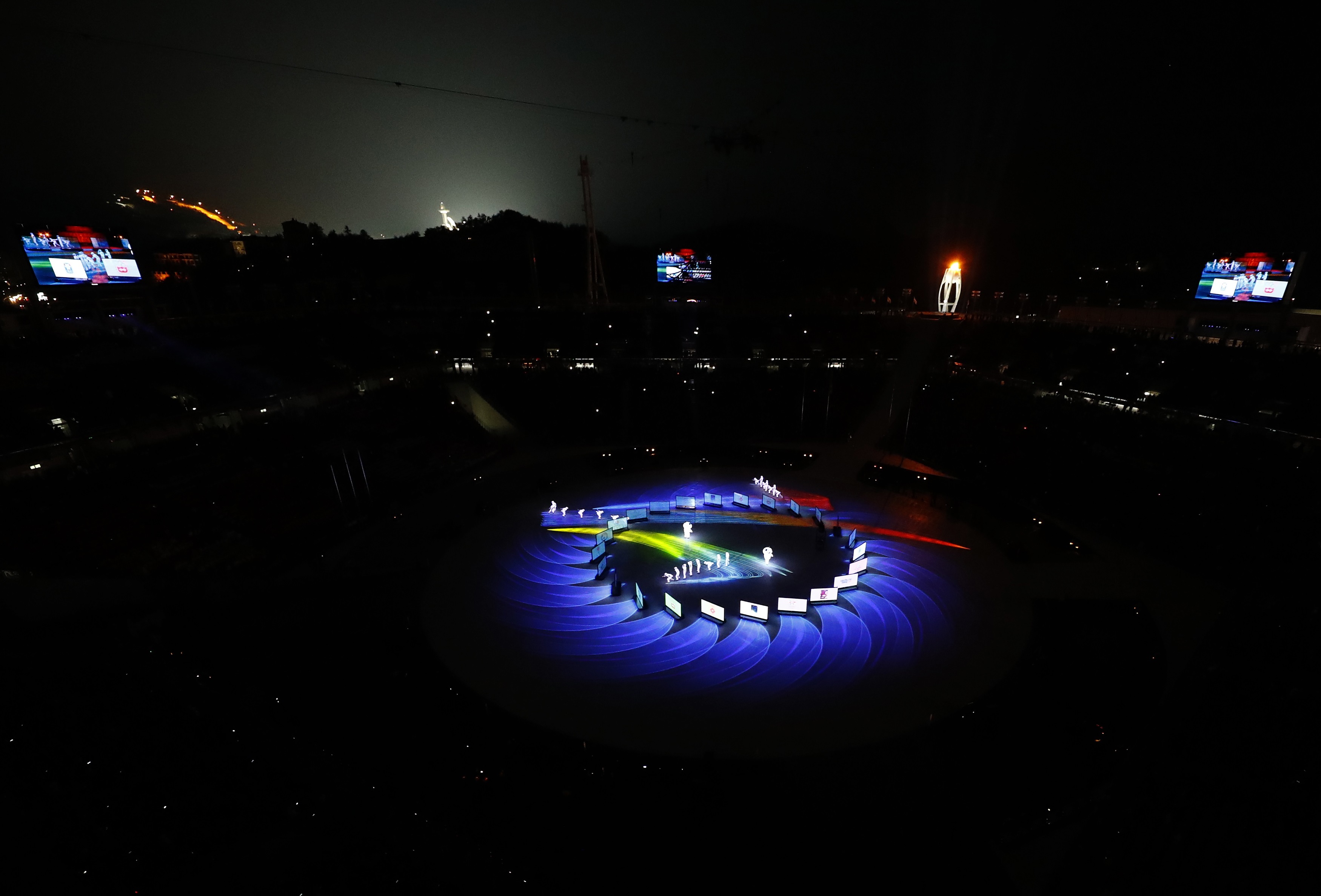 2018-02-25T135359Z_470830069_DEVEE2P12LYND_RTRMADP_3_OLYMPICS-2018-CLOSING