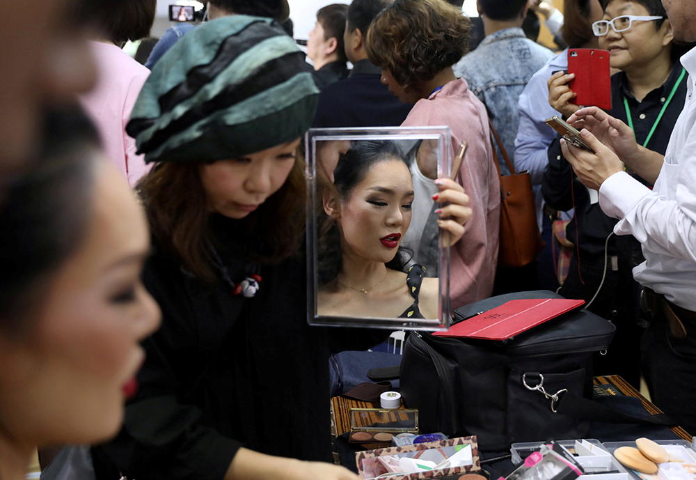 2018-03-09T132634Z_2051528056_RC11626FF240_RTRMADP_3_THAILAND-LGBT-PAGEANT