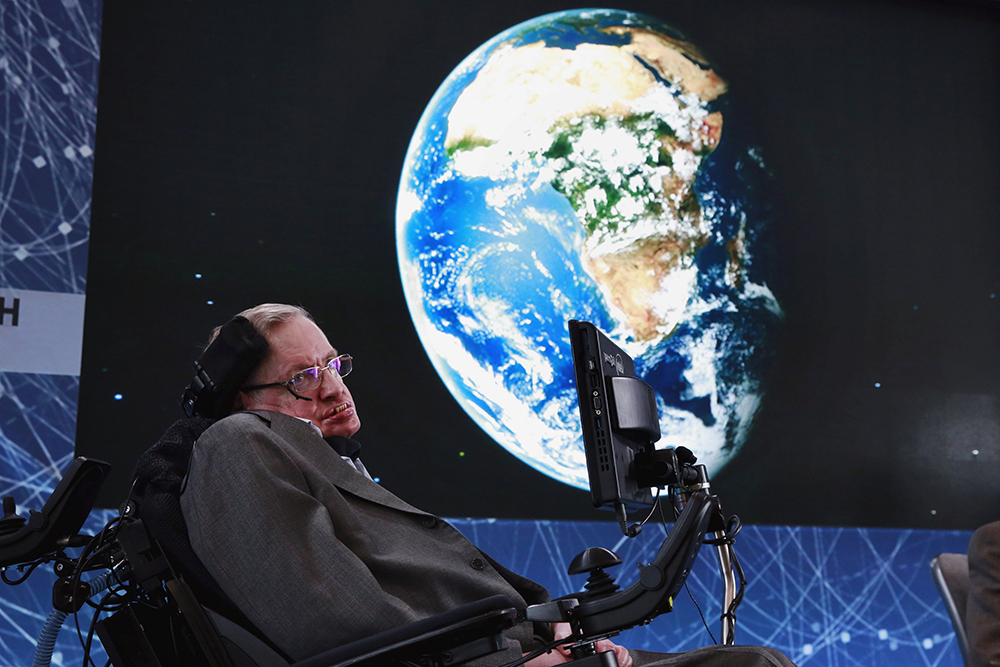 2018-03-14T035453Z_1985228911_RC1E323BD1F0_RTRMADP_3_PEOPLE-HAWKING