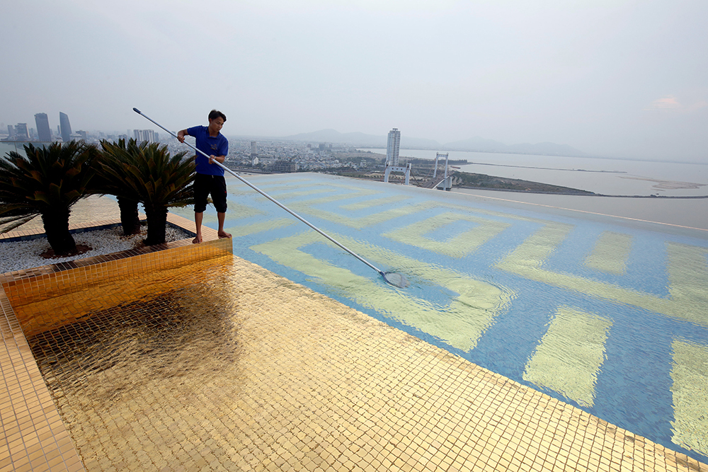 2018-04-13T155051Z_1594144842_RC17CE13B110_RTRMADP_3_GLOBAL-HOTELS