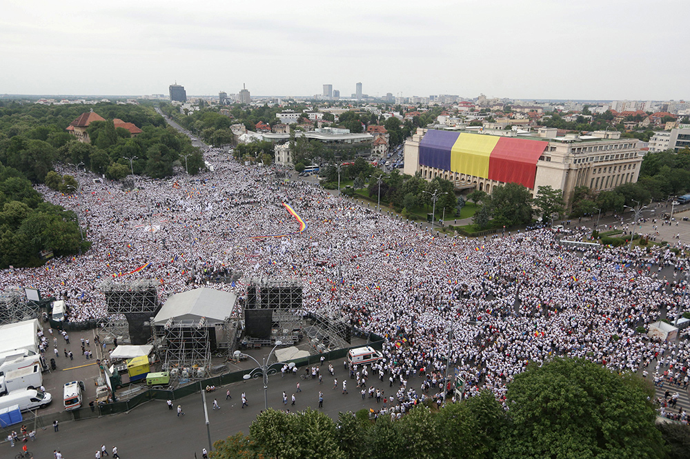 2018-06-09T182942Z_1125356061_RC1C8DA2A6D0_RTRMADP_3_ROMANIA-POLITICS-RALLY