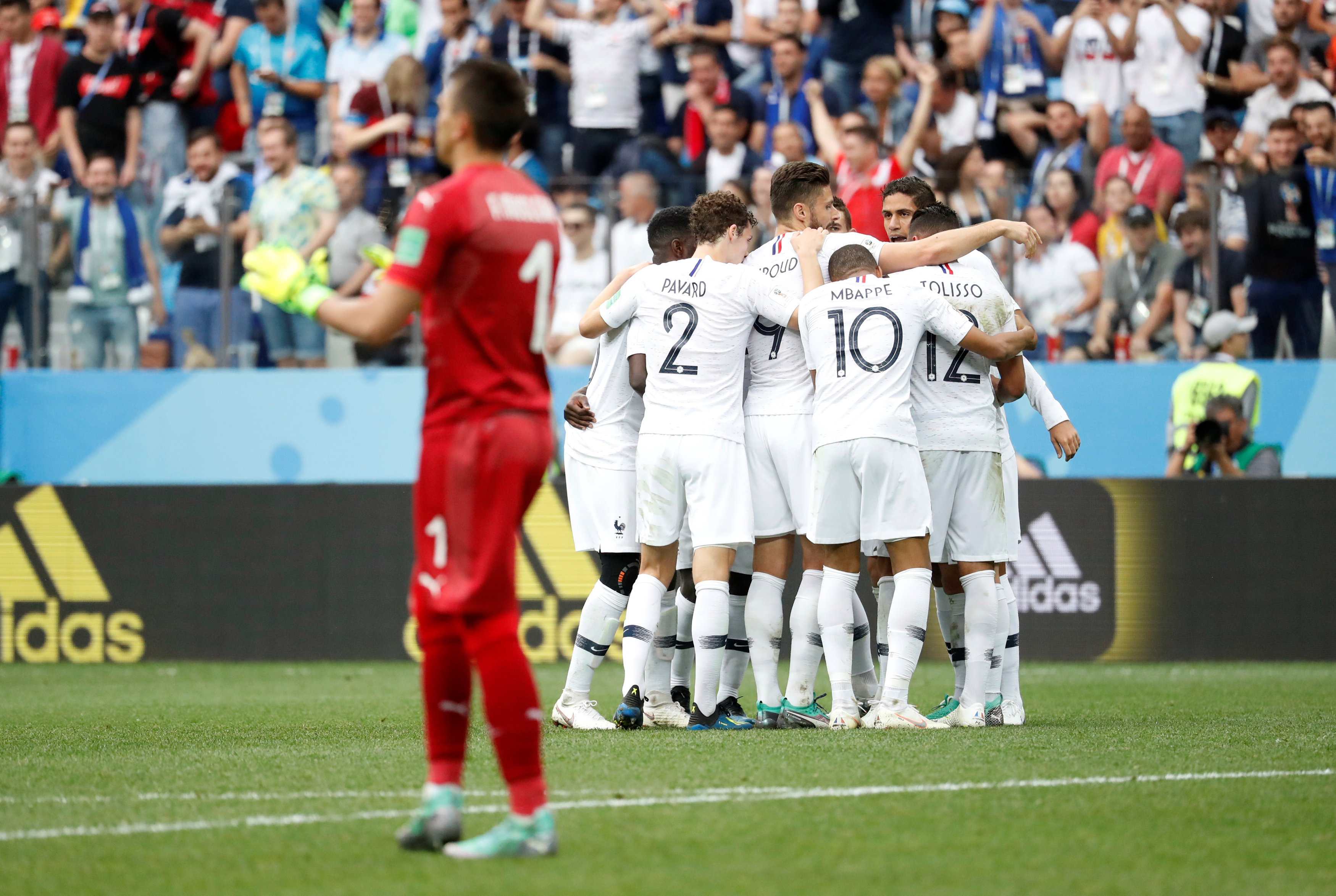 2018-07-06T152655Z_988792647_RC1E15C6F010_RTRMADP_3_SOCCER-WORLDCUP-URY-FRA