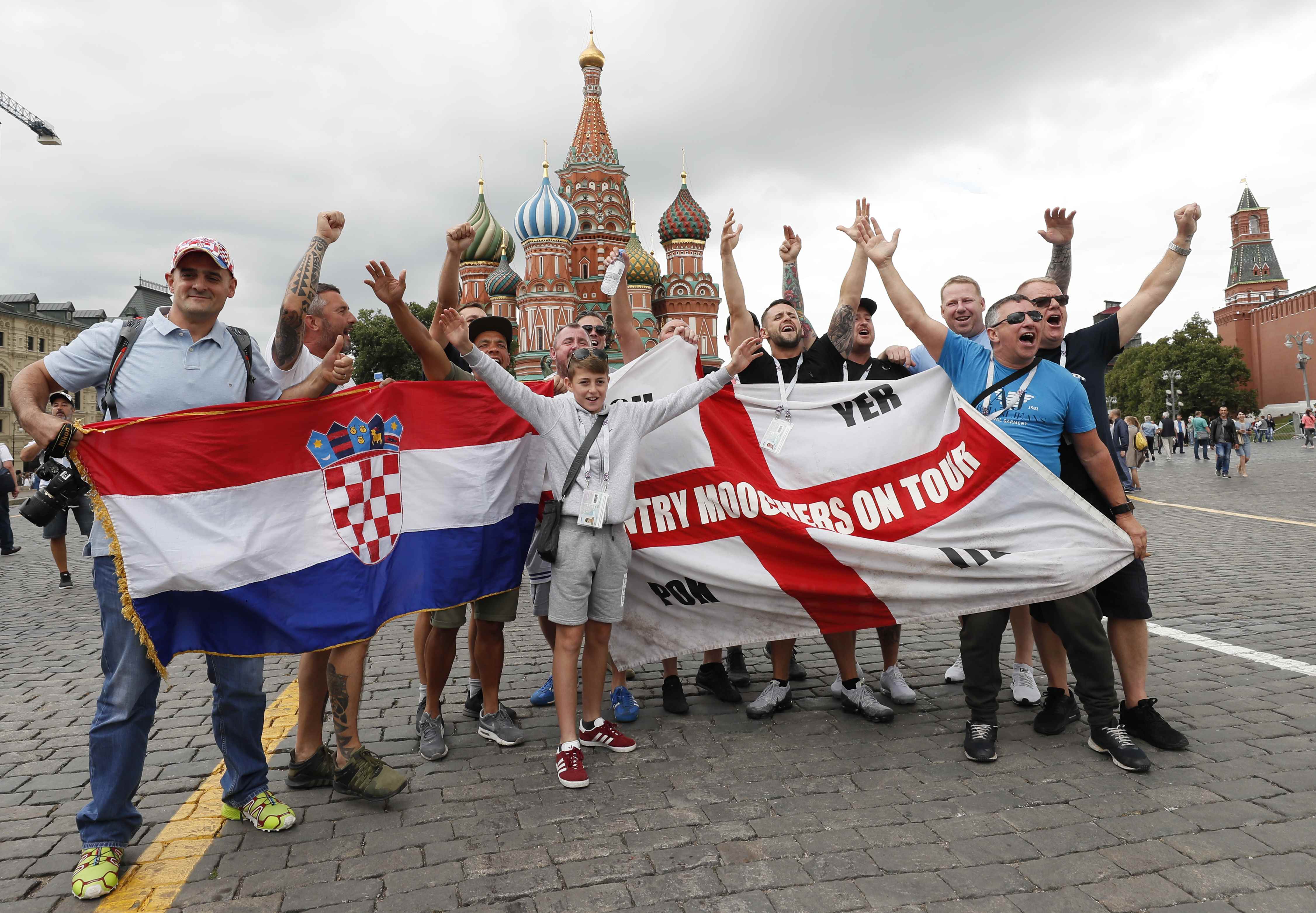 2018-07-10T113829Z_1740284954_UP1EE7A0WC4PH_RTRMADP_3_SOCCER-WORLDCUP-CRO-ENG-FANS