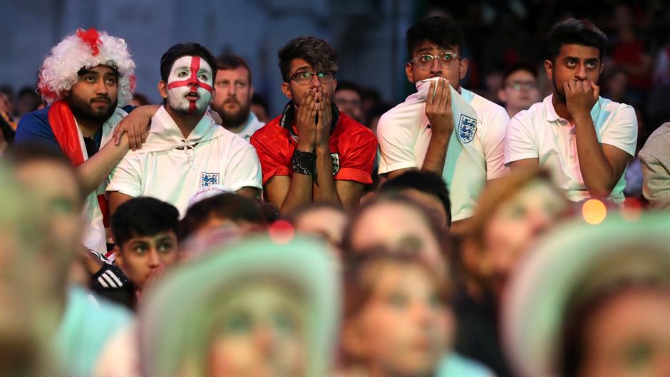2018-07-11T204438Z_1022945041_RC1A9856DFF0_RTRMADP_3_SOCCER-WORLDCUP-CRO-ENG-FANS