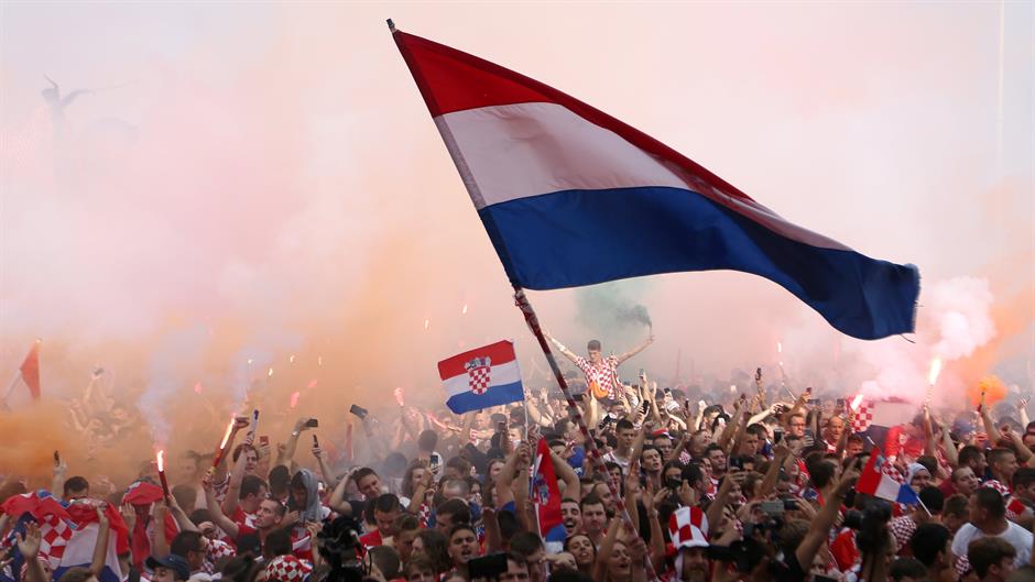 2018-07-15T160252Z_867517695_RC13758BF6D0_RTRMADP_3_SOCCER-WORLDCUP-FINAL-ZAGREB-FANS