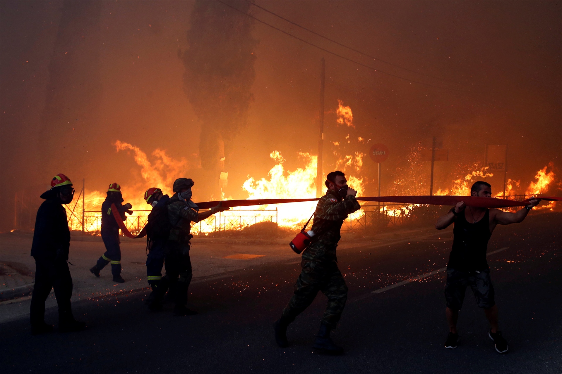 2018-07-23T190152Z_1879904315_RC1BFF8DAC20_RTRMADP_3_GREECE-WILDFIRE