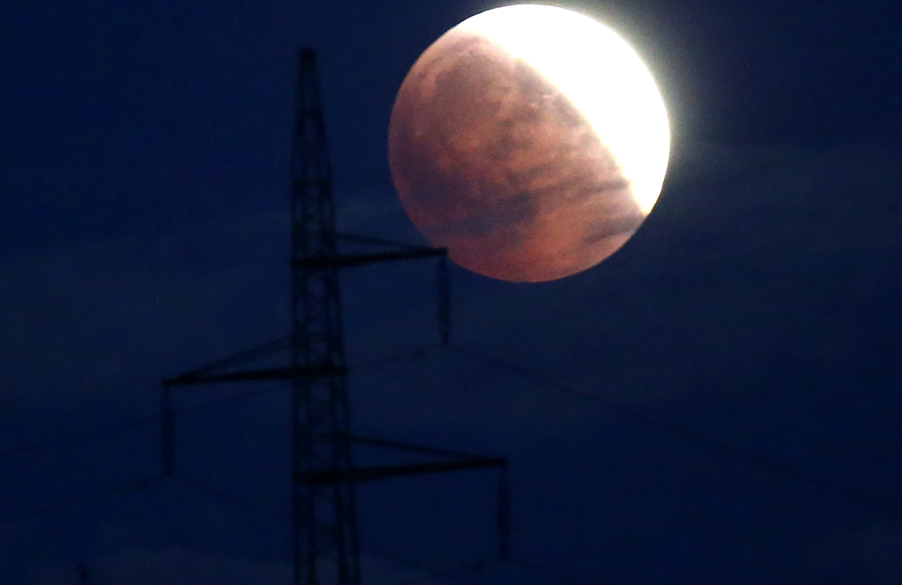 2018-07-27T203745Z_314037866_RC1B4FA8EBA0_RTRMADP_3_LUNAR-ECLIPSE-BOSNIA