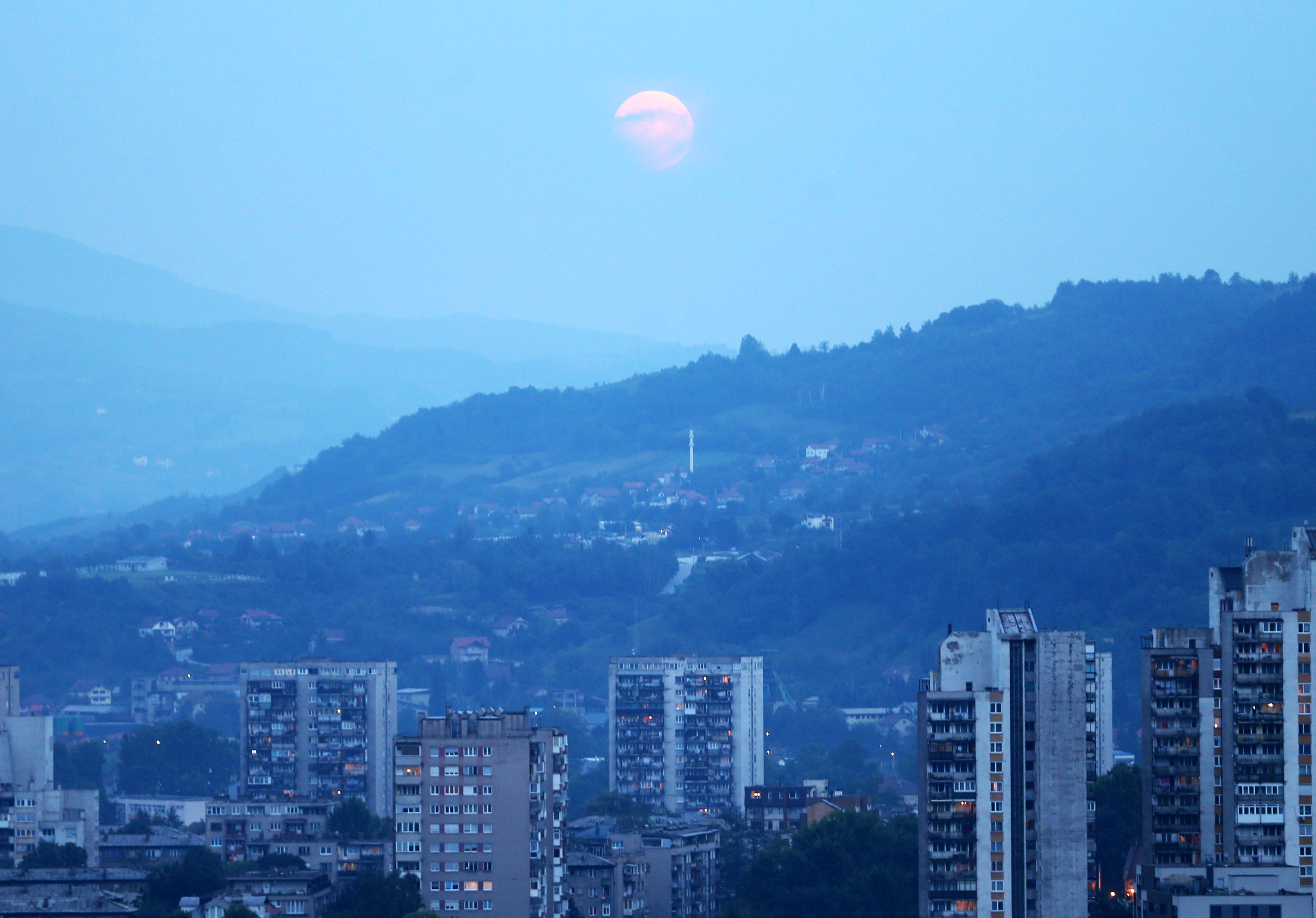 2018-07-27T203748Z_1575544291_RC1C489A8C20_RTRMADP_3_LUNAR-ECLIPSE-BOSNIA