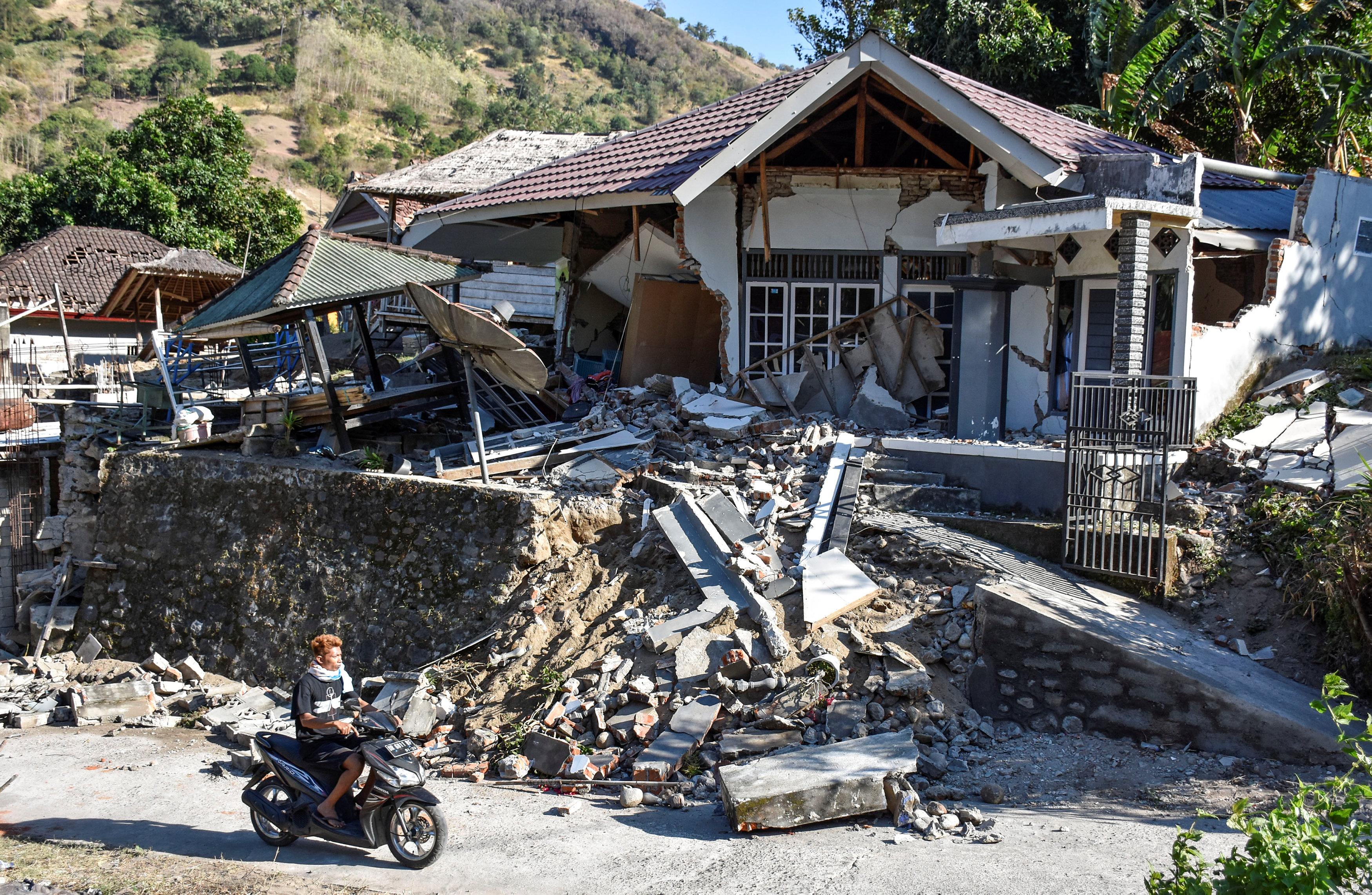 2018-08-06T045717Z_552847817_RC1A33431F20_RTRMADP_3_INDONESIA-QUAKE