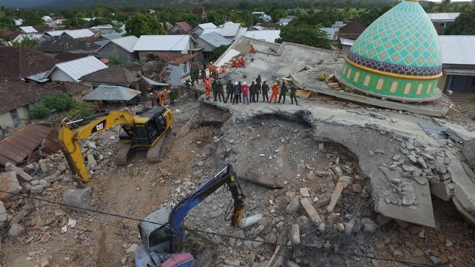 2018-08-08T132809Z_1629716152_RC136F0A43B0_RTRMADP_3_INDONESIA-QUAKE